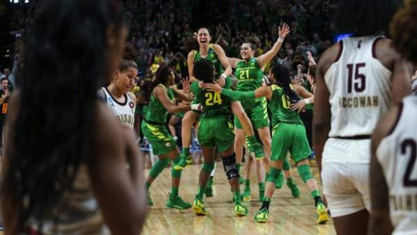 Maite Cazorla hace historia con los Oregon Ducks Maite Cazorla hace historia con los Oregon Ducks