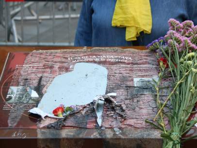 Primer plano de la placa de Via Laietana en recuerdo de las torturas franquistas en la Jefatura de Policía Nacional, quemada.