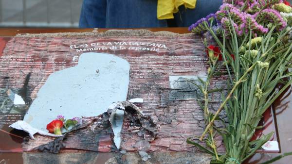 Primer plano de la placa de Via Laietana en recuerdo de las torturas franquistas en la Jefatura de Policía Nacional, quemada. Primer plano de la placa de Via Laietana en recuerdo de las torturas franquistas en la Jefatura de Policía Nacional, quemada.