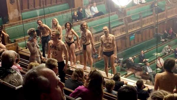 Activistas semidesnudos en el Parlamento Británico Activistas semidesnudos en el Parlamento Británico