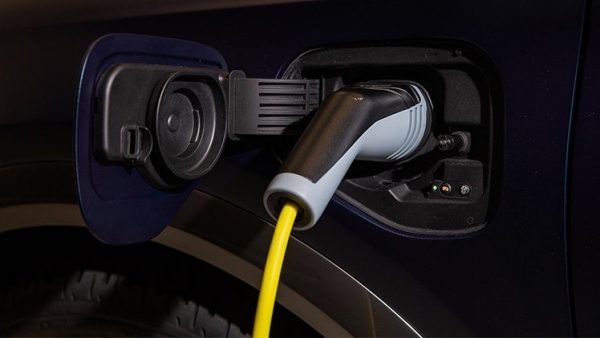 Carga de un coche eléctrico Carga de un coche eléctrico