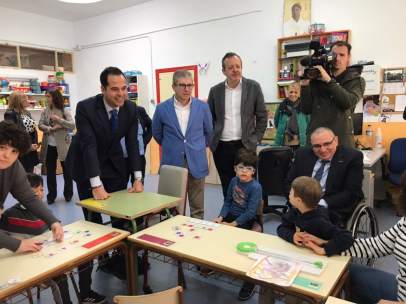 Aguado, en una visita a un centro de educación especial, este martes.