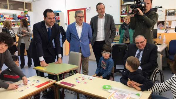 Aguado, en una visita a un centro de educación especial, este martes. Aguado, en una visita a un centro de educación especial, este martes.