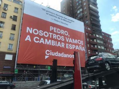 Cartel de Ciudadanos colgado en Avenida de América.