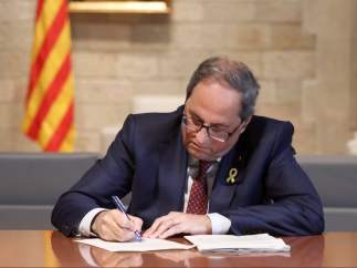 El president de la Generalitat, Quim Torra, firma la notificación del TSJC.