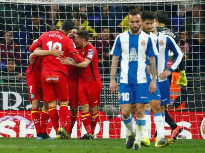 Los jugadores del Getafe celebran el gol de Ángel gol en Cornellá