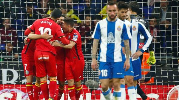 Los jugadores del Getafe celebran el gol de Ángel gol en Cornellá Los jugadores del Getafe celebran el gol de Ángel gol en Cornellá