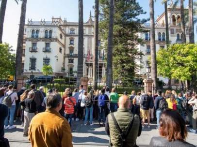 Grupo de gente esperando la salida de Obama