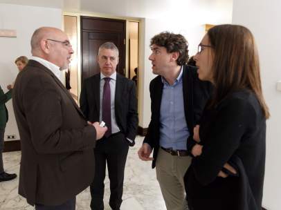 Urkullu junto a tres diputados socialistas del Parlamento vasco.