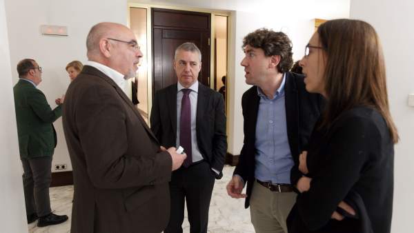 Urkullu junto a tres diputados socialistas del Parlamento vasco. Urkullu junto a tres diputados socialistas del Parlamento vasco.