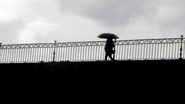 La lluvia hace acto de presencia en Sevilla. La lluvia hace acto de presencia en Sevilla.