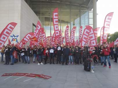Un grupo de trabajadores se manifiesta en València por el ERE de CaixaBank