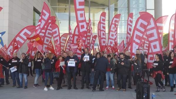 Un grupo de trabajadores se manifiesta en València por el ERE de CaixaBank Un grupo de trabajadores se manifiesta en València por el ERE de CaixaBank