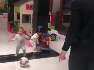 Cristiano Ronaldo juega con su hijo Mateo