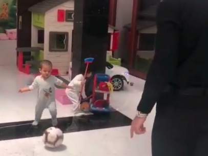 Cristiano Ronaldo juega con su hijo Mateo