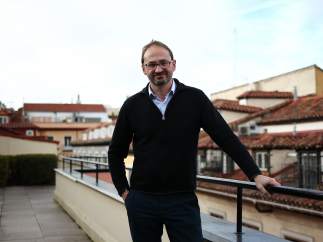 Joan Herrera, en la azotea del Instituto para la Diversificación y Ahorro de Energía que dirige.