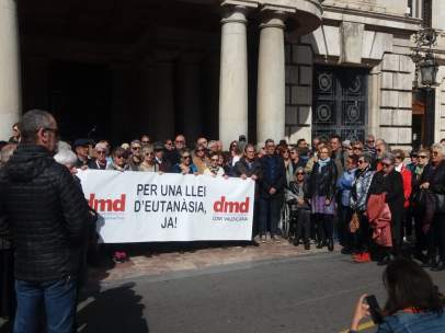 Una concentración en València reclama legalizar la eutanasia: 'Ayudar a morir po