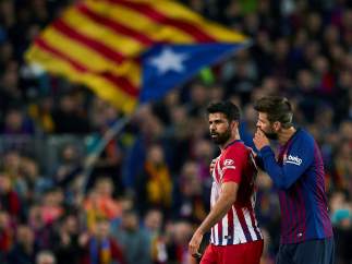 Costa y Piqué, tras la expulsión del delantero atlético