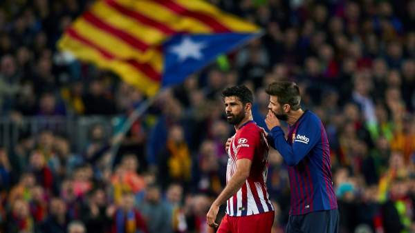 Costa y Piqué, tras la expulsión del delantero atlético Costa y Piqué, tras la expulsión del delantero atlético