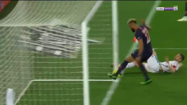 Choupo-Moting falla un gol increíble Choupo-Moting falla un gol increíble