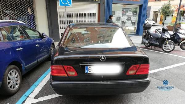 Retirado un vehículo en Pamplona por estacionar en una zona para movilidad reduc Retirado un vehículo en Pamplona por estacionar en una zona para movilidad reduc