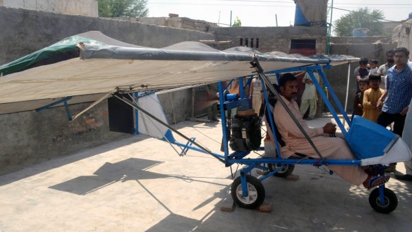 Paquistaní construye un avión casero Paquistaní construye un avión casero