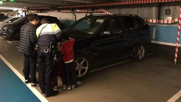 Investigado por dejar a sus dos hijos en un parking mientras iba al casino. Investigado por dejar a sus dos hijos en un parking mientras iba al casino.