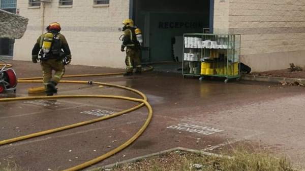 Desallotgen cinc fàbriques a Elx per un incendi en una nau de prefabricats Desallotgen cinc fàbriques a Elx per un incendi en una nau de prefabricats