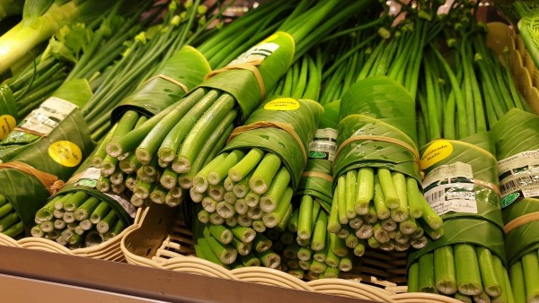 Hojas de plátano envolviendo productos de supermercado Hojas de plátano envolviendo productos de supermercado