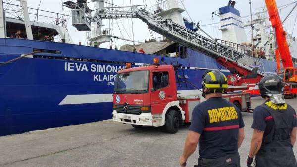Bomberos de Las Palmas de Gran Canaria apagando un fuego en el Puerto Bomberos de Las Palmas de Gran Canaria apagando un fuego en el Puerto