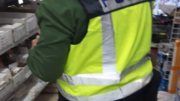 Policía nacional mira baterías falsas de móviles en málaga poligono comercio por Policía nacional mira baterías falsas de móviles en málaga poligono comercio por