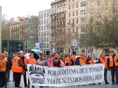 Miembros de la Marea Pensionista en la Plaza Universidad.