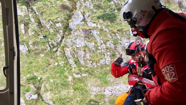 Rescatado en helicóptero un peregrino americano tras quedar atrapado en un punto Rescatado en helicóptero un peregrino americano tras quedar atrapado en un punto