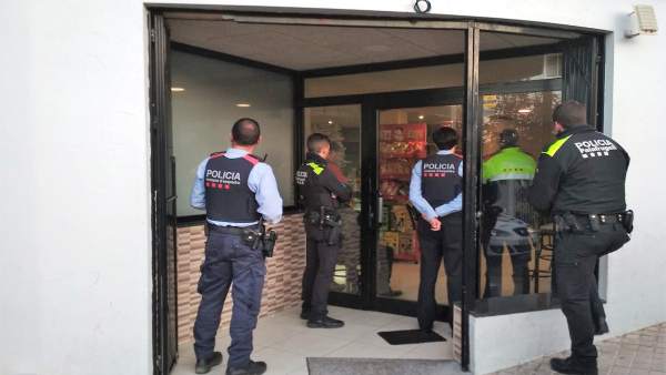 Sucesos.- Un detenido y 20 identificados en una redada en un bar de Palafrugell Sucesos.- Un detenido y 20 identificados en una redada en un bar de Palafrugell
