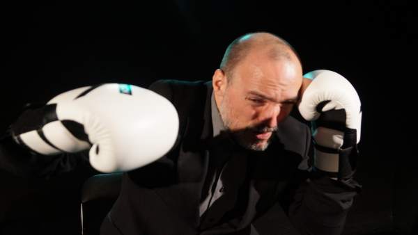 Abrego estrena 'Punto final', una distopía en clave de humor sobre la manipulaci Abrego estrena 'Punto final', una distopía en clave de humor sobre la manipulaci