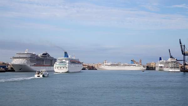 Cruceros en el puerto de Cádiz Cruceros en el puerto de Cádiz