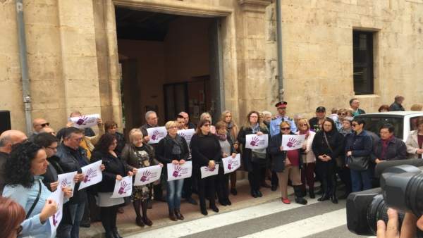 Ulldecona (Tarragona) decreta dos días de luto por la muerte de una mujer asesin Ulldecona (Tarragona) decreta dos días de luto por la muerte de una mujer asesin