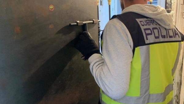 Més de 20 detinguts per vendre marihuana i haixix en cases reforçades amb dobles portes de ferro Més de 20 detinguts per vendre marihuana i haixix en cases reforçades amb dobles portes de ferro