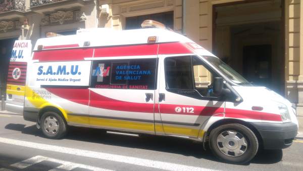 Un home pateix colps i una fractura de braç després de bolcar un camió en la V-30 Un home pateix colps i una fractura de braç després de bolcar un camió en la V-30