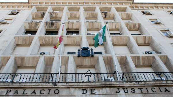 La Audiencia de Sevilla ordena encarcelar a la madre que obligó a sus hijos a ma La Audiencia de Sevilla ordena encarcelar a la madre que obligó a sus hijos a ma