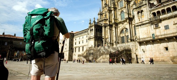 Peregrino ante la Catedral de Santiago