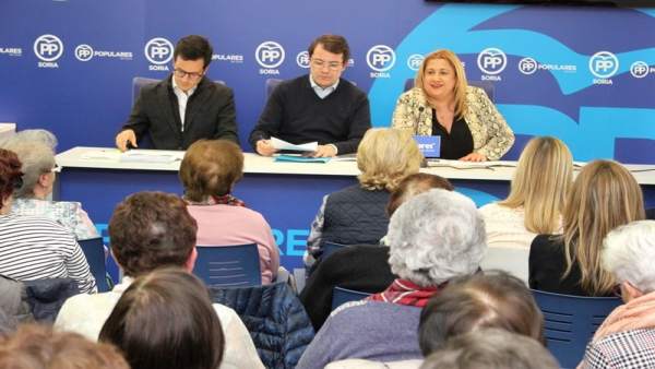 Fotos mías. En la mesa, Tomás Cabezón, Alfonso Fernández y Yolanda de Gregorio Fotos mías. En la mesa, Tomás Cabezón, Alfonso Fernández y Yolanda de Gregorio