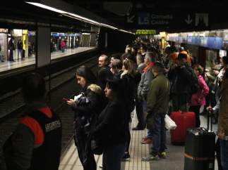 Andén del metro de Barcelona lleno de pasajeros en la estación de Sagrada Família (L5) a causa de la huelga de la plantilla en protesta por la presencia de amianto en las instalaciones.
