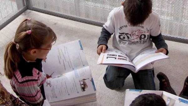 Alumnos leen sus libros de texto Alumnos leen sus libros de texto