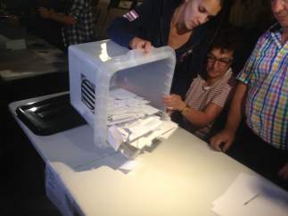Vacían una urna para el recuento del referéndum del 1-O