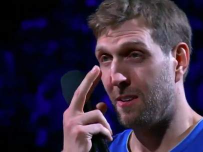 Dirk Nowitzki, emocionado en su despedida