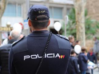 Policía Nacional de espaldas