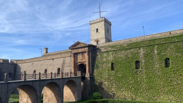 AV.- Colau desaloja la asociación Amics del Castell de Montjuïc de la oficina que ocupaba AV.- Colau desaloja la asociación Amics del Castell de Montjuïc de la oficina que ocupaba