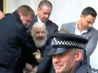 Julian Assange, detenido en Londres