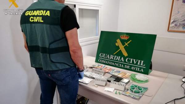 Sucesos.- Cuatro detenidos con 130 dosis de cocaína en el sur de la provincia de Ávila Sucesos.- Cuatro detenidos con 130 dosis de cocaína en el sur de la provincia de Ávila